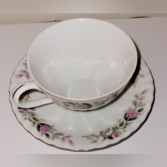 Fine China Teacup and Saucer Set Vintage Creative Fine China in Regency Rose - Picture 6 of 7